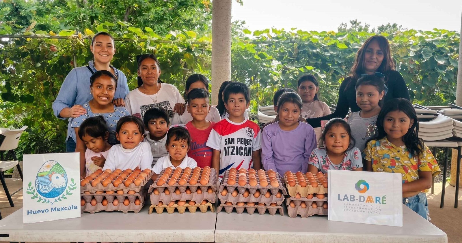 Mujeres de la comunidad y del proyecto